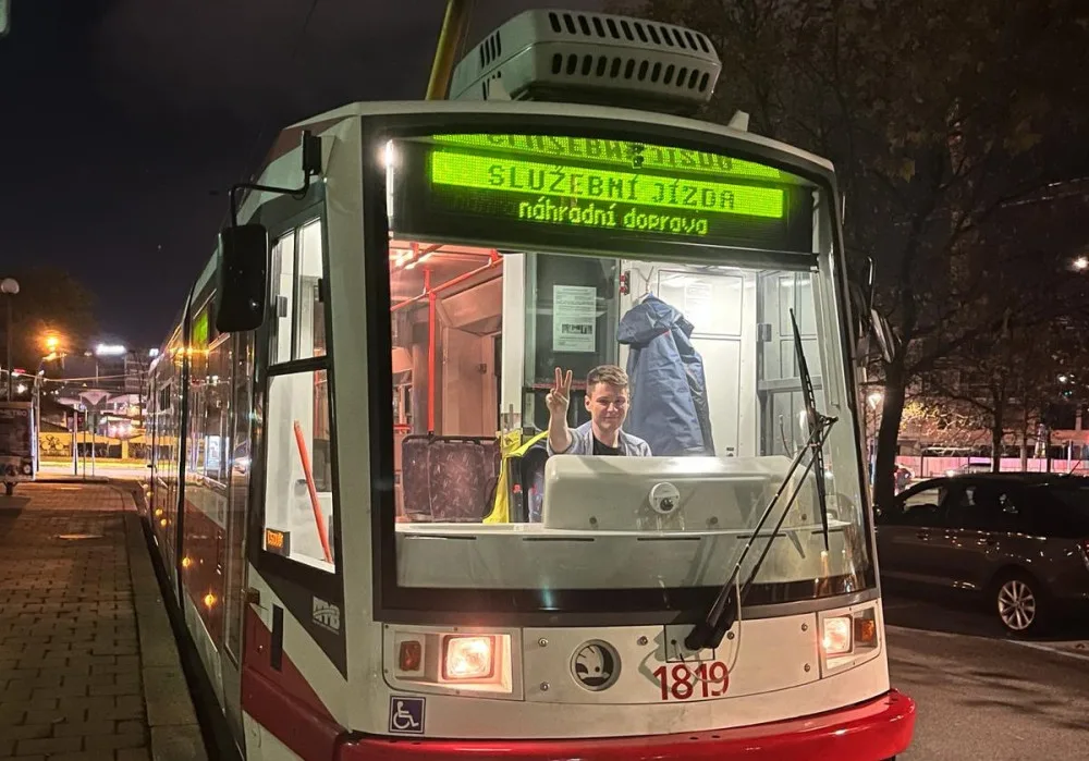 Z vysokoškolské přednášky do kabiny šaliny. Nejradši jezdím osmičkou o víkendu, říká mladý řidič tramvaje