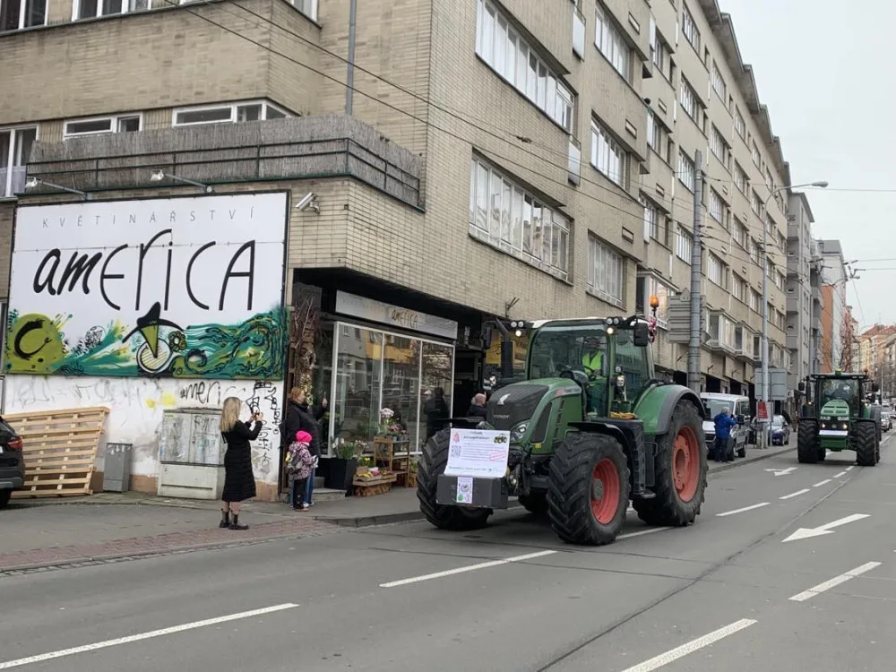 VIDEO: Jihomoravští zemědělci se přidali k protestům. Projeli Brnem a zamířili na hranice