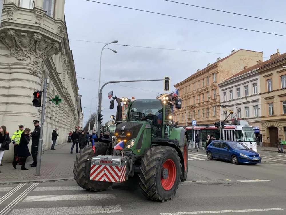 VIDEO: Jihomoravští zemědělci se přidali k protestům. Projeli Brnem a zamířili na hranice