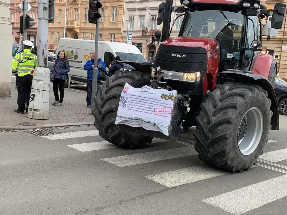 VIDEO: Jihomoravští zemědělci se přidali k protestům. Projeli Brnem a zamířili na hranice