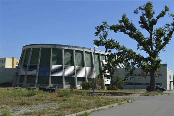 Dělníci se v Hodoníně pustí do opravy sportovní haly, kterou před téměř třemi lety poškodilo tornádo.