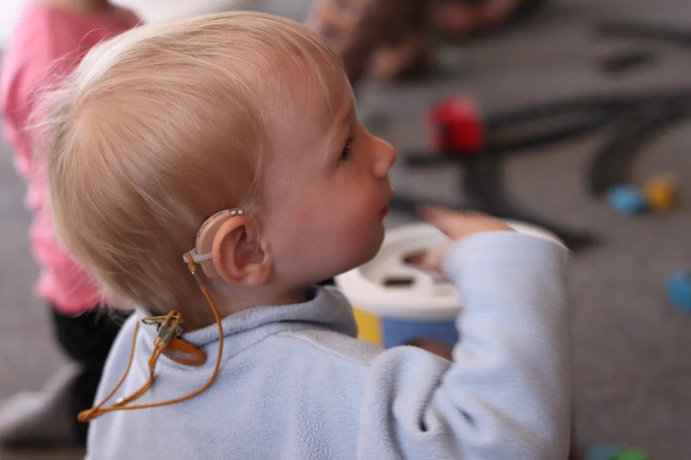 Lékaři v Brně pomáhají téměř hluchým dětem. Implantují jim do ucha přístroj, díky kterému uslyší