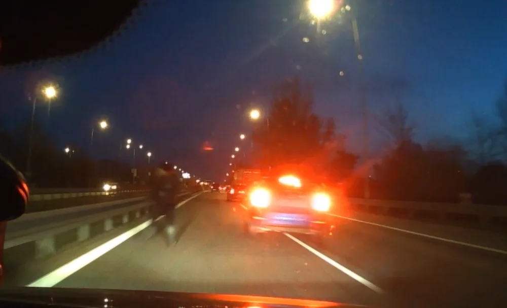 VIDEO: Zdrogovaný muž běžel v protisměru po dálničním nájezdu. Po srážce s autem utrpěl lehké zranění