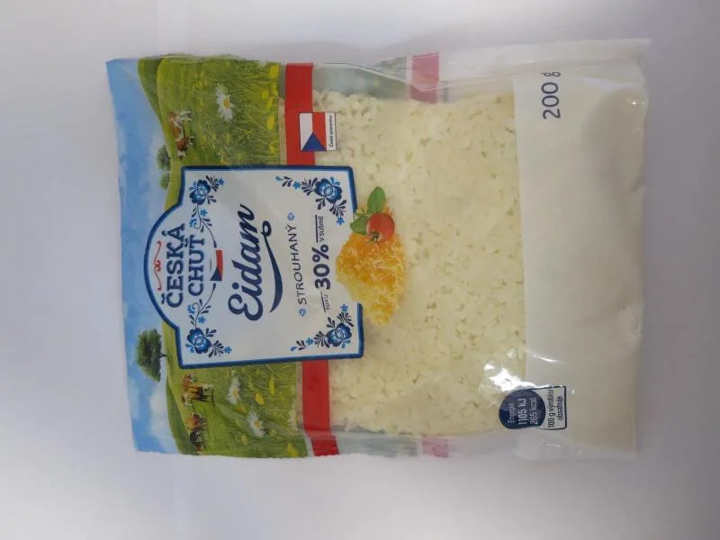 Potravináři odhalili v brněnském supermarketu zkažené sýry. Strouhaný eidam pokrývala zelená plíseň