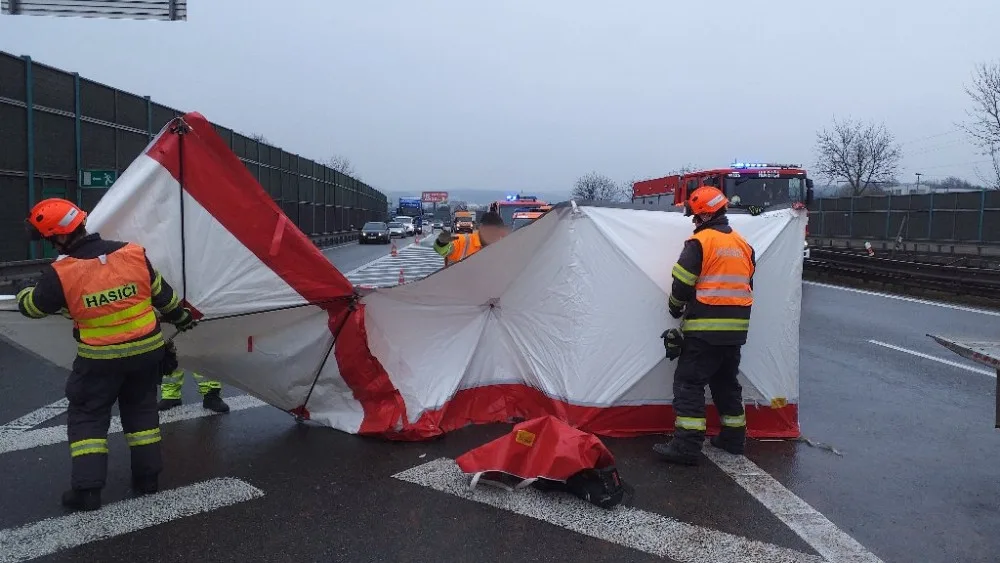 Provoz na D1 u Brna ve směru na Ostravu zastavila nehoda dvou náklaďáků. Jeden z řidičů střet nepřežil