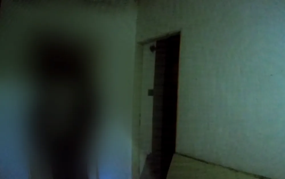 VIDEO: Pár Brňanů se psem se zabydlel v cizím domě. V místnosti si udělali táborák