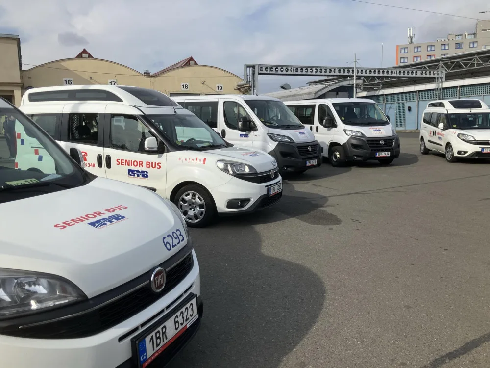 Brněnské seniorbusy mají novou posilu. Dovezou důchodce k lékaři, na nákup i do divadla