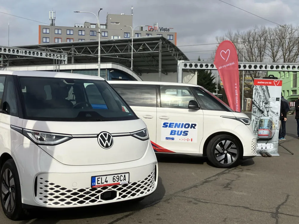 Brněnské seniorbusy mají novou posilu. Dovezou důchodce k lékaři, na nákup i do divadla