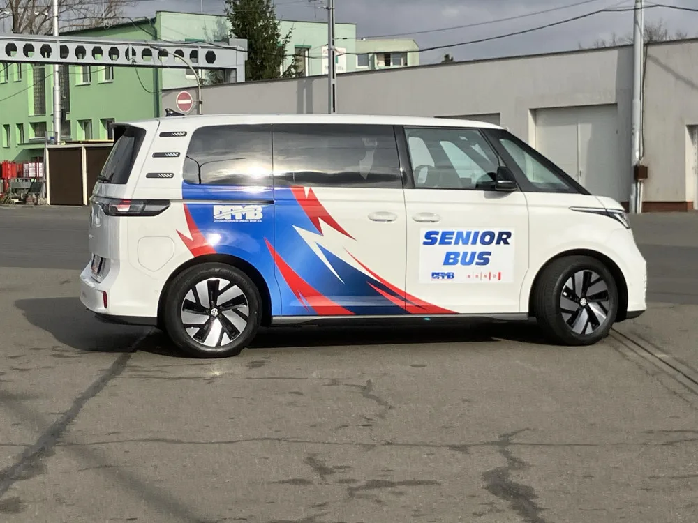 Brněnské seniorbusy mají novou posilu. Dovezou důchodce k lékaři, na nákup i do divadla