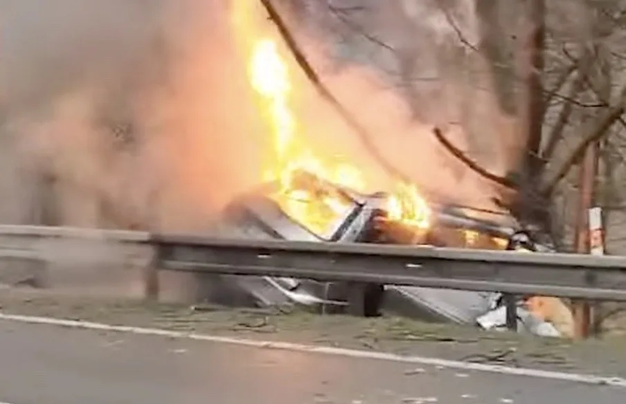 VIDEO: Žena usnula za volantem, její auto po nehodě skončilo v plamenech