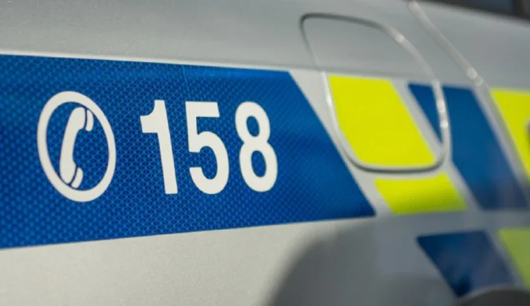 Pár Brňanů napadl na zastávce mladou maminku. Kopali ji a bili, policisté vypátrali svědky