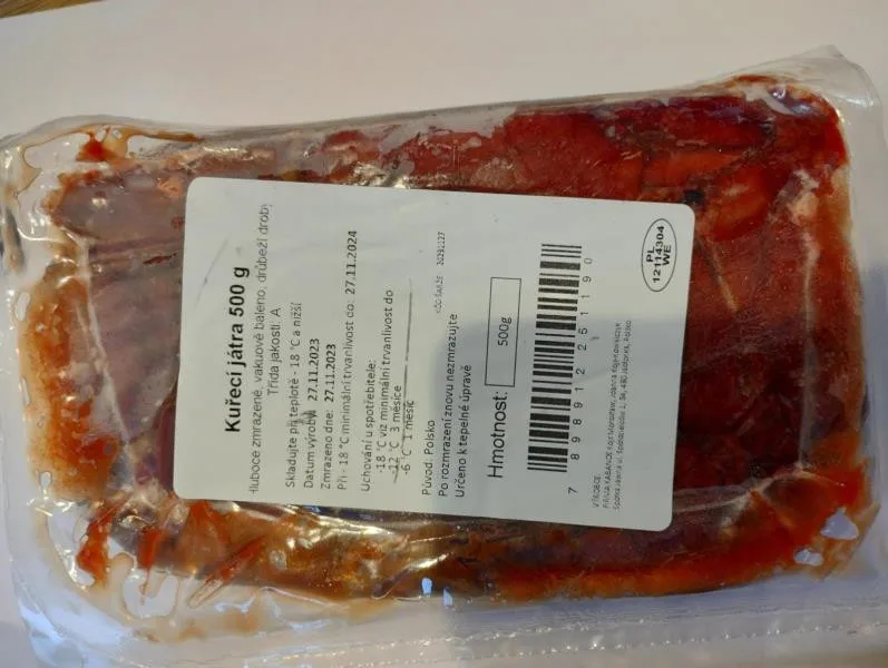 Potravináři v brněnském supermarketu objevili závadná kuřecí játra. Mezi vnitřnostmi byly kusy žlučníku