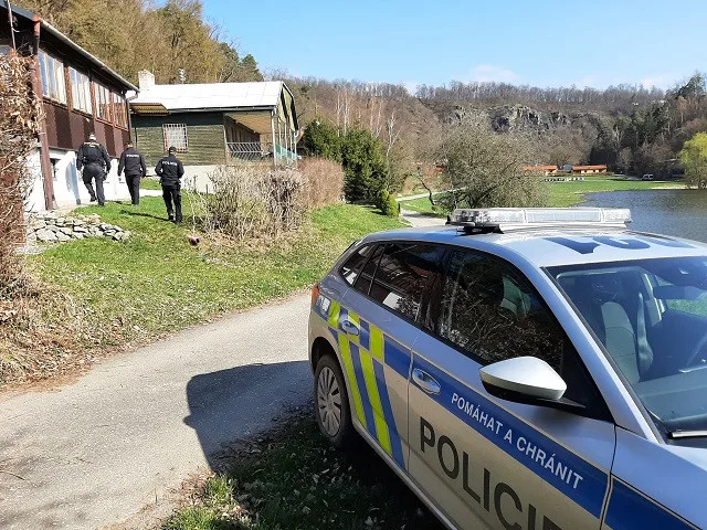 Policisté kontrolovali chaty u Vranovské přehrady. Chataři se po zimě pomalu vracejí