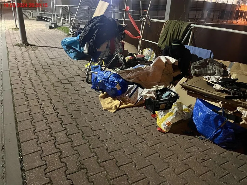 Muž zaskládal chodník odpadem. Vysvětloval, že jde o věci, které potřebuje pro život na ulici