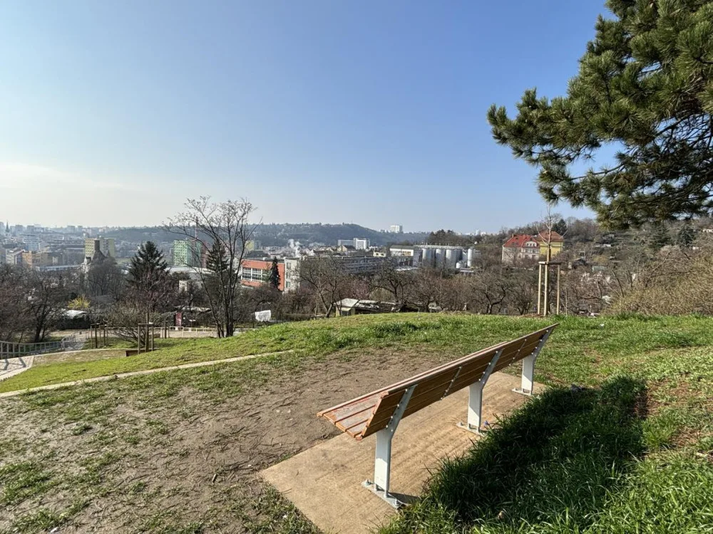 Vyhlídka na Žlutém kopci dostala nový kabát. Je rozšířená o dvě zahrádky