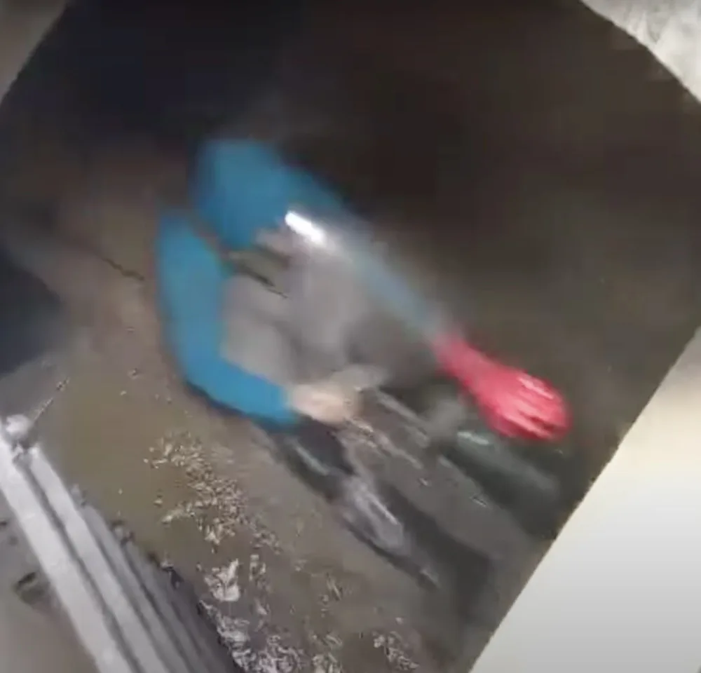 Brněnský tobogán. Muž nasadil rukavice a gumáky a natočil se, jak frčí kanálem jako na skluzavce
