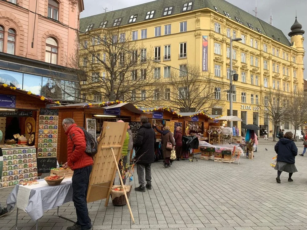 Lidé na brněnském náměstí obdivují dvoumetrovou kraslici Městu ji darovali chorvatští umělci