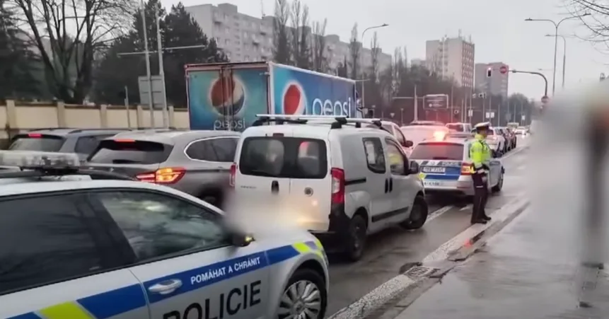 VIDEO: Muž projížděl Brnem se zákazem řízení a kradenými značkami. Našel jsem je v lese, vysvětloval