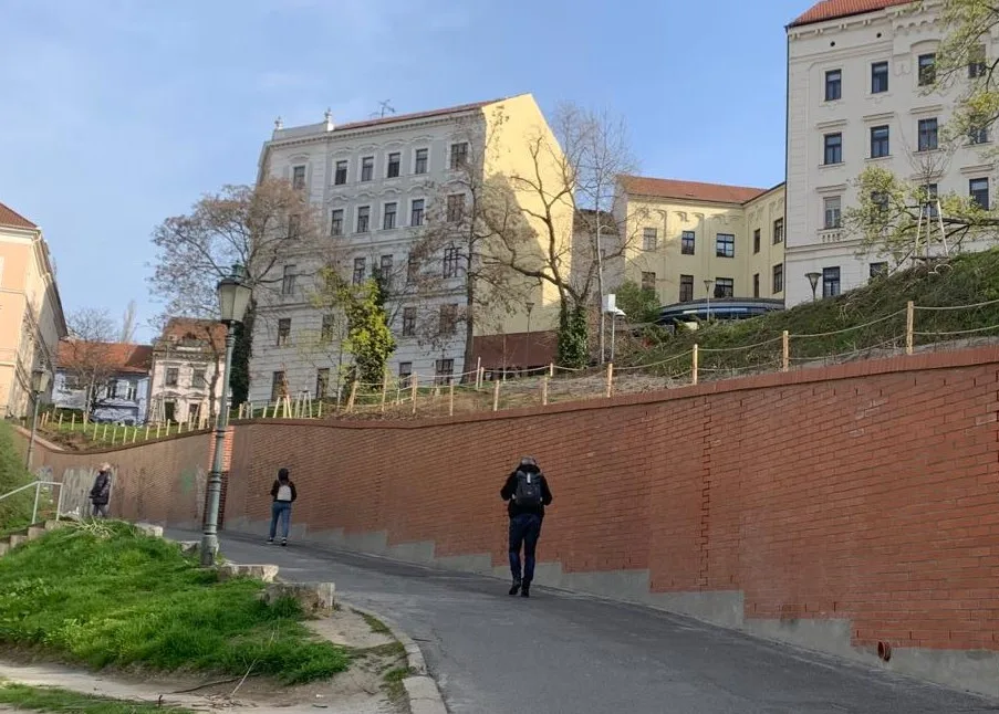 V brněnském parku se nakláněla zídka a hrozilo zřícení. Dělníci stěnu zajistili a opravili