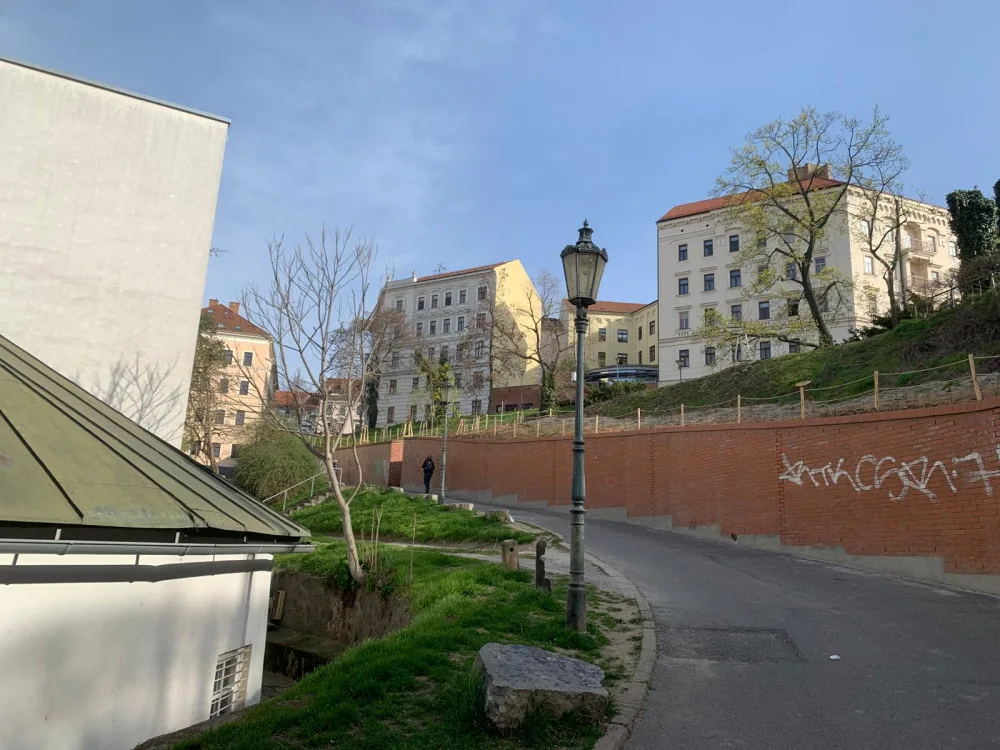 V brněnském parku se nakláněla zídka a hrozilo zřícení. Dělníci stěnu zajistili a opravili