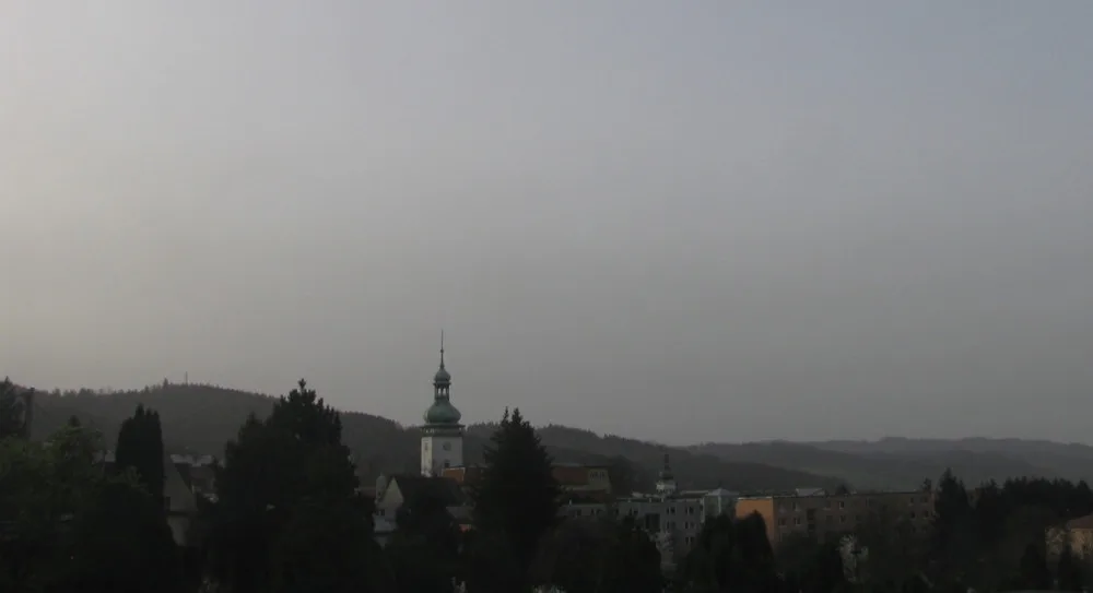 Jasnou oblohu v Česku barví do žluta prach ze Sahary. Měl by vydržet až do pondělního večera