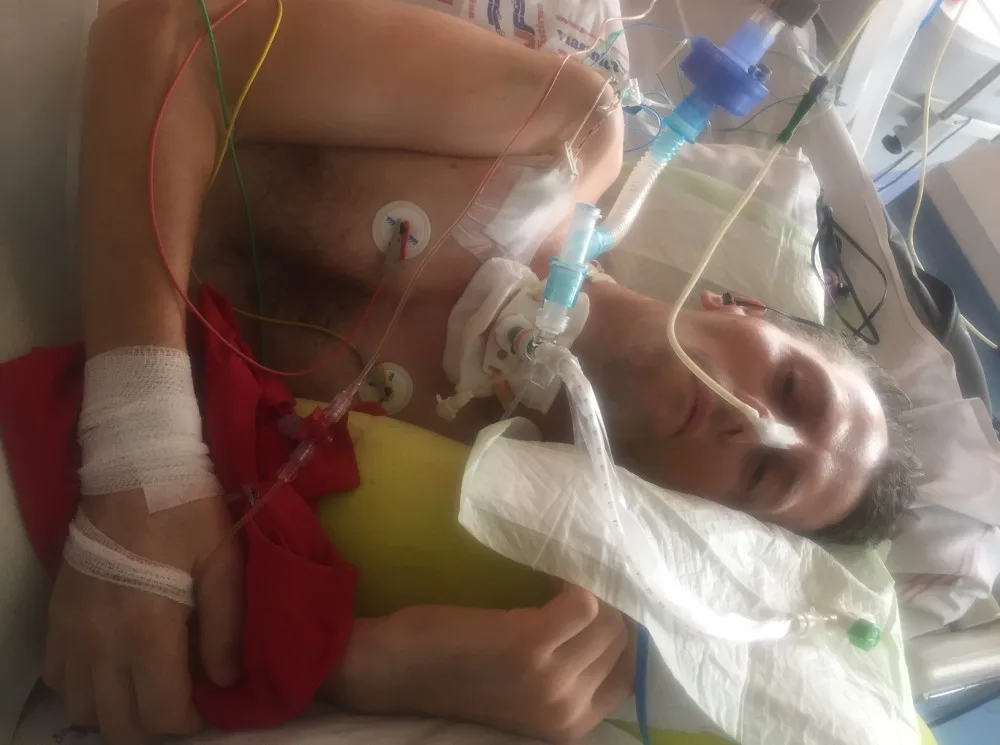 Mladý záchranář se po mozkové příhodě znovu učí chodit a mluvit. Lidé mu pomáhají ve sbírce