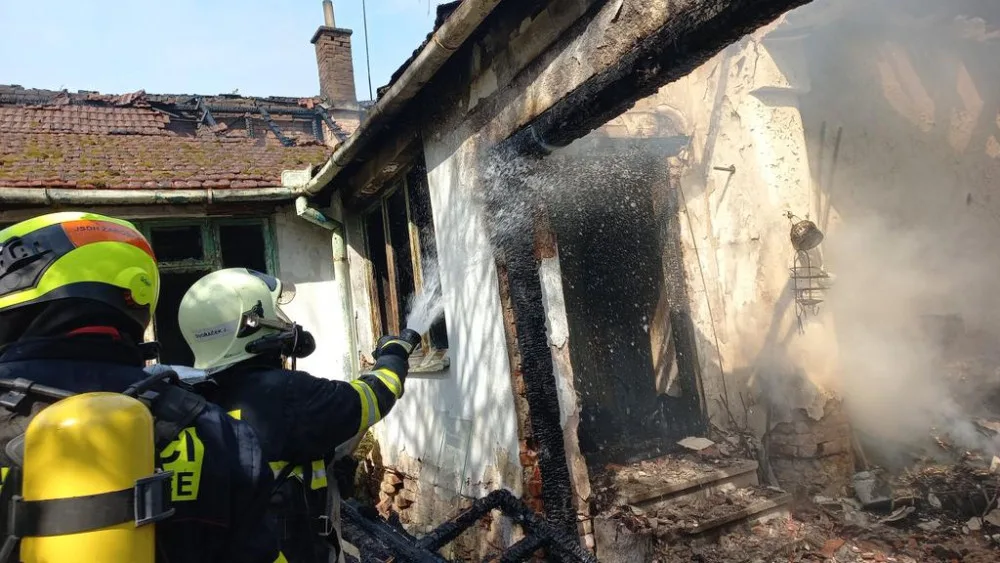 AKTUÁLNĚ: Hasiči zachránili člověka při požáru rodinného domu