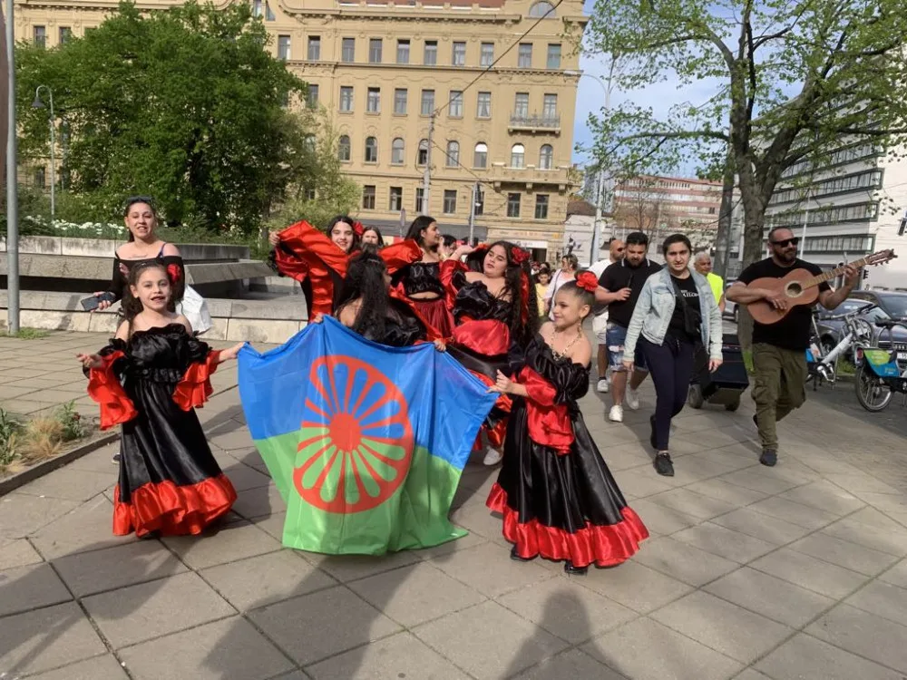 VIDEO: Romové v Brně oslavují svou kulturu. V průvodu tančí do centra metropole