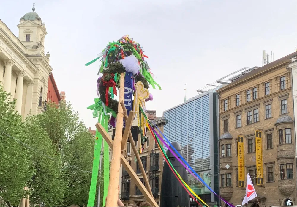 VIDEO: Studenti v Brně odstartovali majálesové jaro. V centru metropole postavili májku