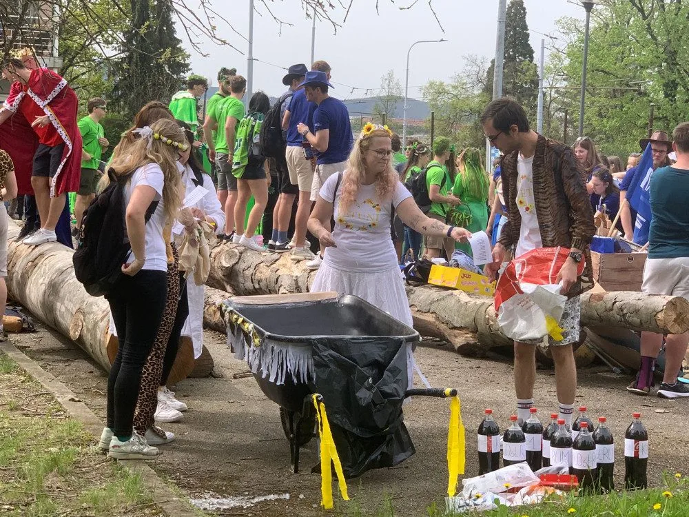 VIDEO: Studenti v Brně odstartovali majálesové jaro. V centru metropole postavili májku