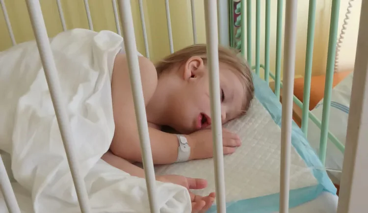 Dominik se narodil se třemi oušky a rozštěpem rtu, lékaři u něj objevili vzácné onemocnění