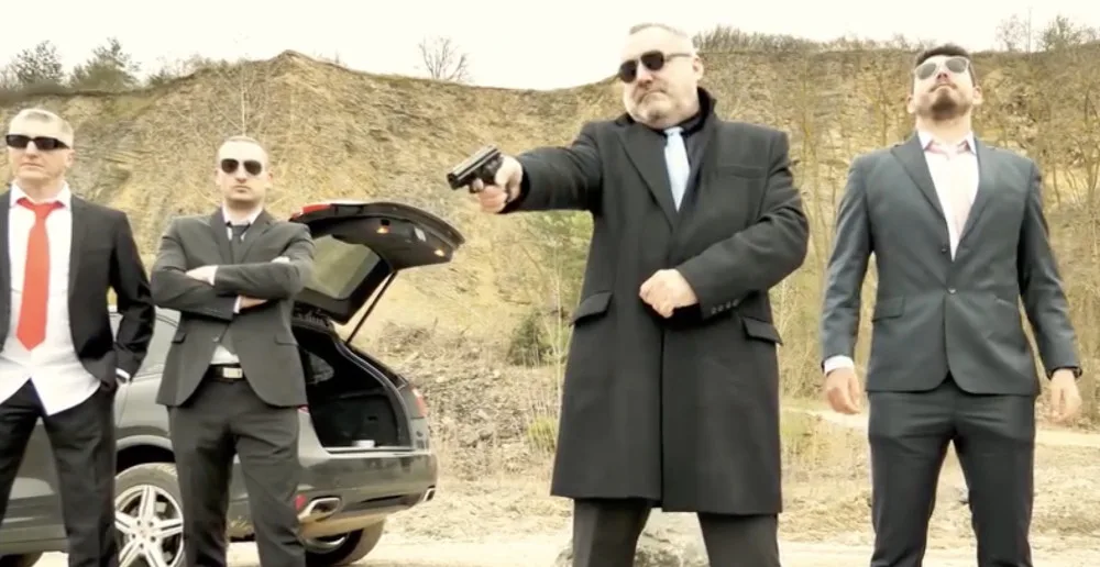VIDEO: Záchranáři zveřejnili náborové video. Mafián v něm popravuje svázaného klečícího muže