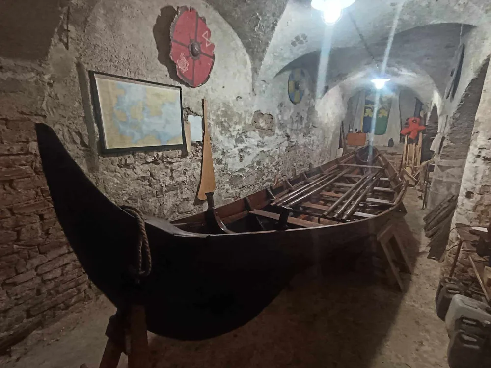 V Oslavanech vyplula na řeku replika vikingské lodi. Skupina kamarádů koráb postavila na místním zámku
