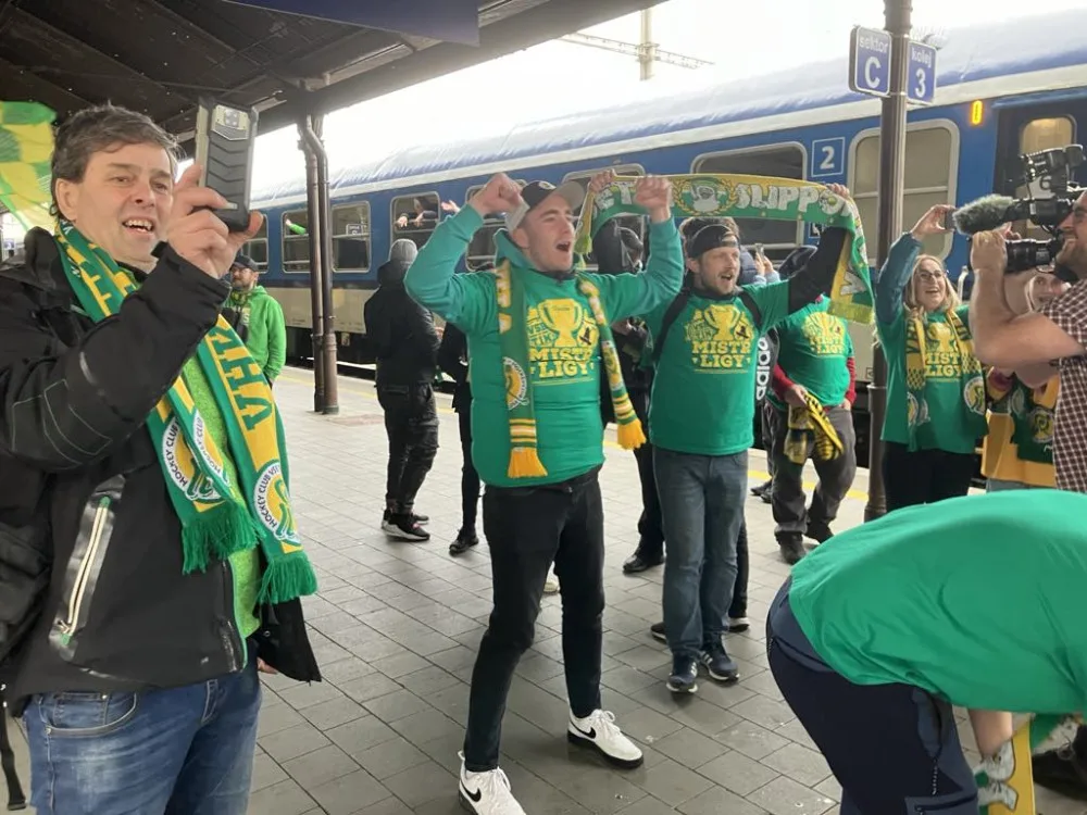 VIDEO: Fanoušci hokejového Vsetína dorazili vlakem do Brna, vyprodali téměř osmitisícové Rondo