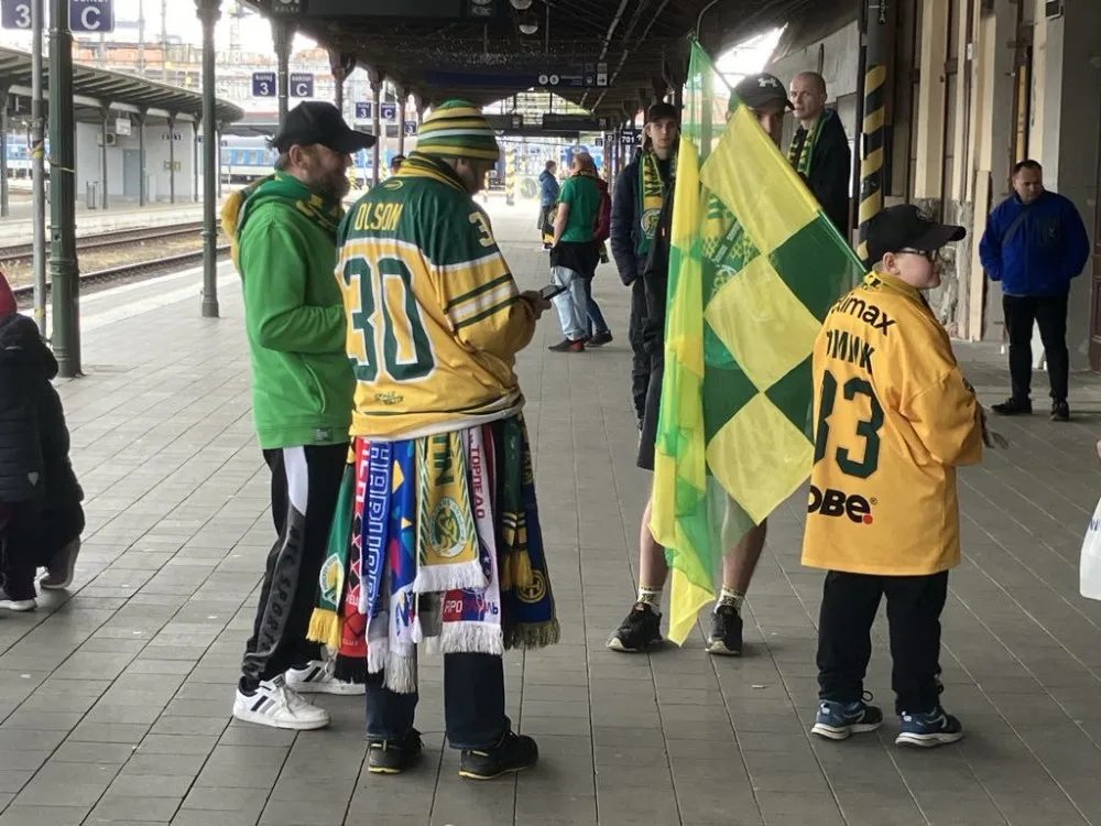 VIDEO: Fanoušci hokejového Vsetína dorazili vlakem do Brna, vyprodali téměř osmitisícové Rondo