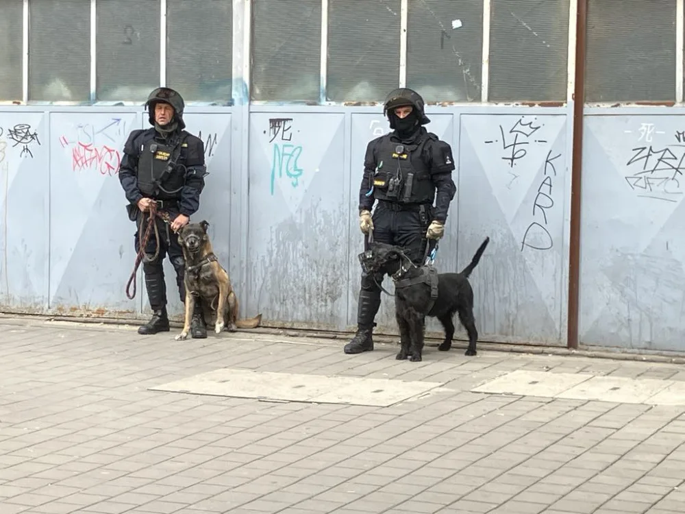 VIDEO: Fanoušci hokejového Vsetína dorazili vlakem do Brna, vyprodali téměř osmitisícové Rondo