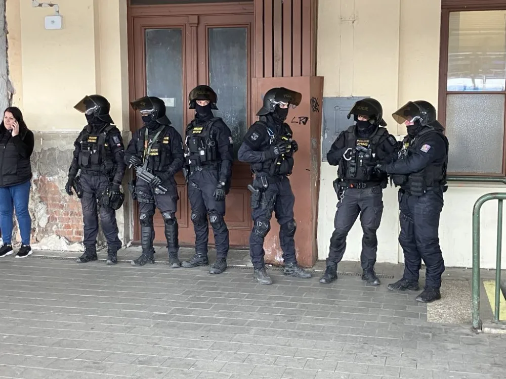 VIDEO: Fanoušci hokejového Vsetína dorazili vlakem do Brna, vyprodali téměř osmitisícové Rondo