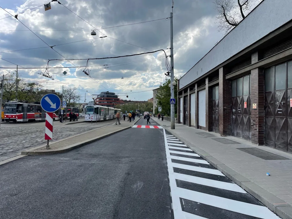 Silničáři dokončili práce v brněnské Nádražní ulici dříve, než plánovali. Opravili chodník i vozovku