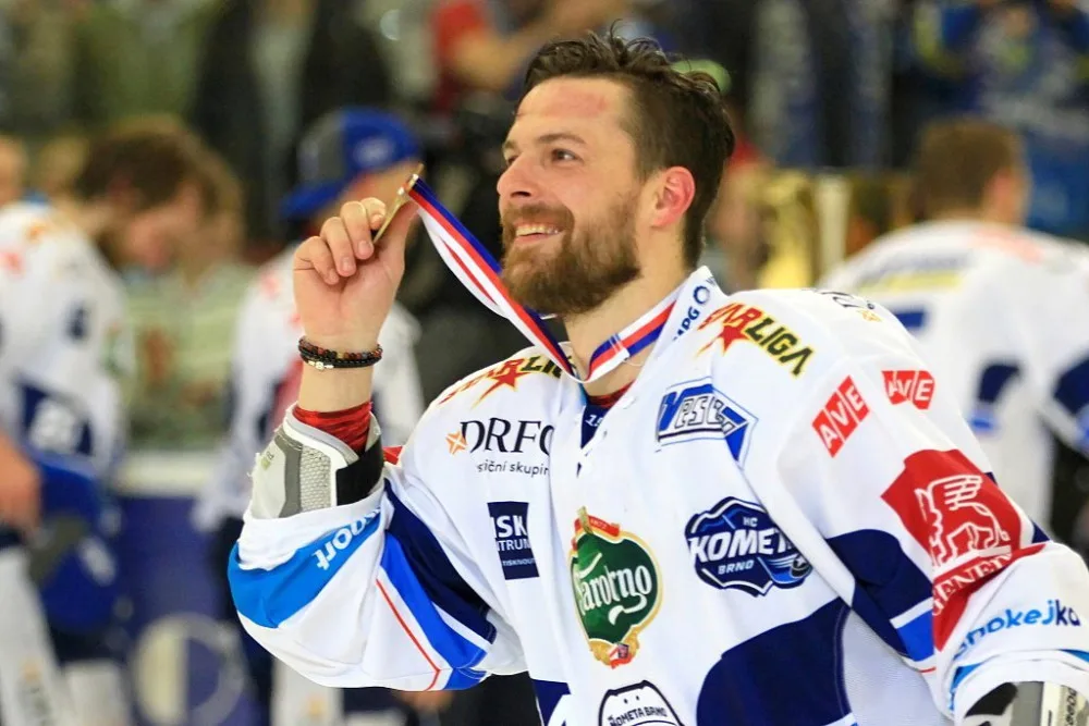 Do Brna se po roce v Českých Budějovicích vrací hokejový obránce Michal Gulaši