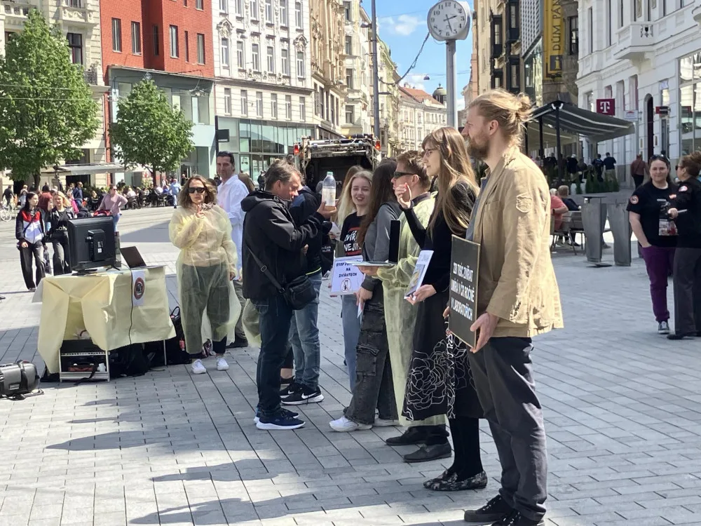 Aktivisté v Brně protestovali proti pokusům na zvířatech. Kolemjdoucí na ně útočně pokřikovali
