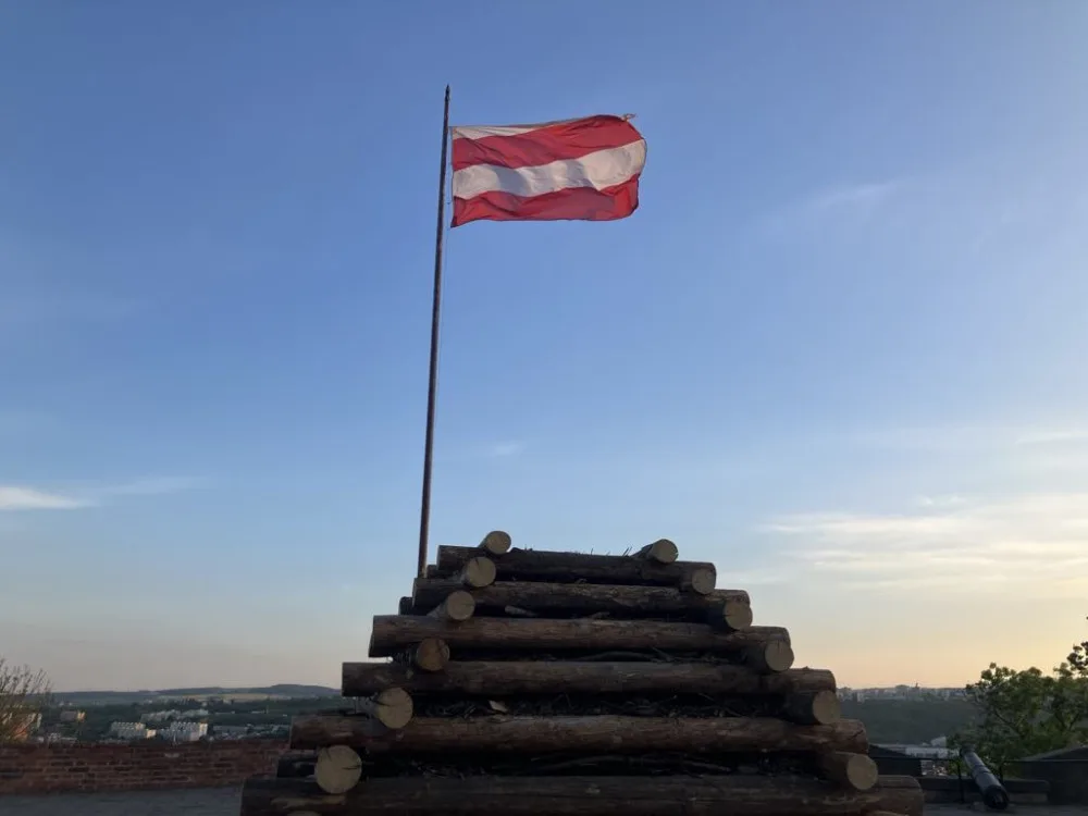 VIDEO: Nad Špilberkem hořela největší vatra v celém Brně. Lidé před větrem ovládanými plameny utíkali