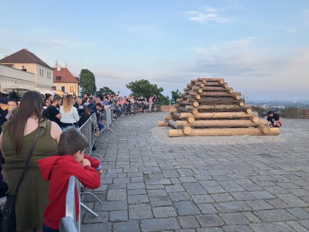VIDEO: Nad Špilberkem hořela největší vatra v celém Brně. Lidé před větrem ovládanými plameny utíkali