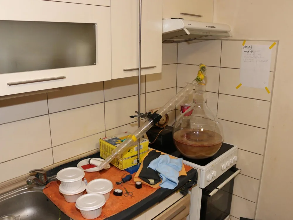 VIDEO: Muž v pronajatém bytě vyráběl pervitin. Byl opatrný, ven moc nechodil, raději hrál na počítači nebo spal