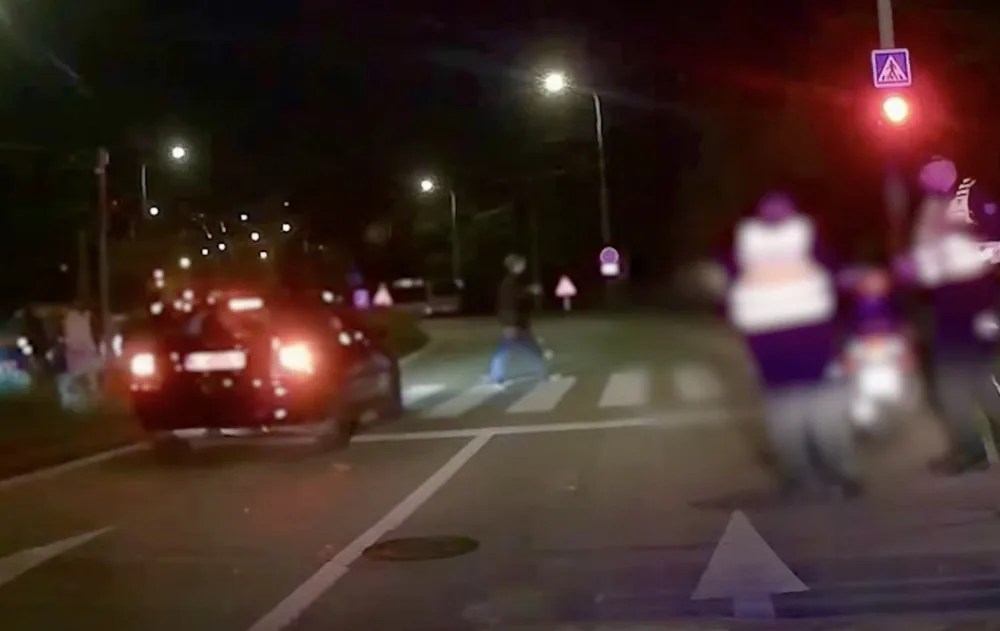 VIDEO: Řidič si nevšiml policistů na silnici, projel na červenou a málem smetl skupinu chodců