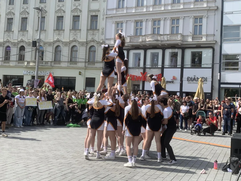 VIDEO: V Brně propukly majálesové oslavy. Do bujarého průvodu plného hudby se zapojily tisíce lidí