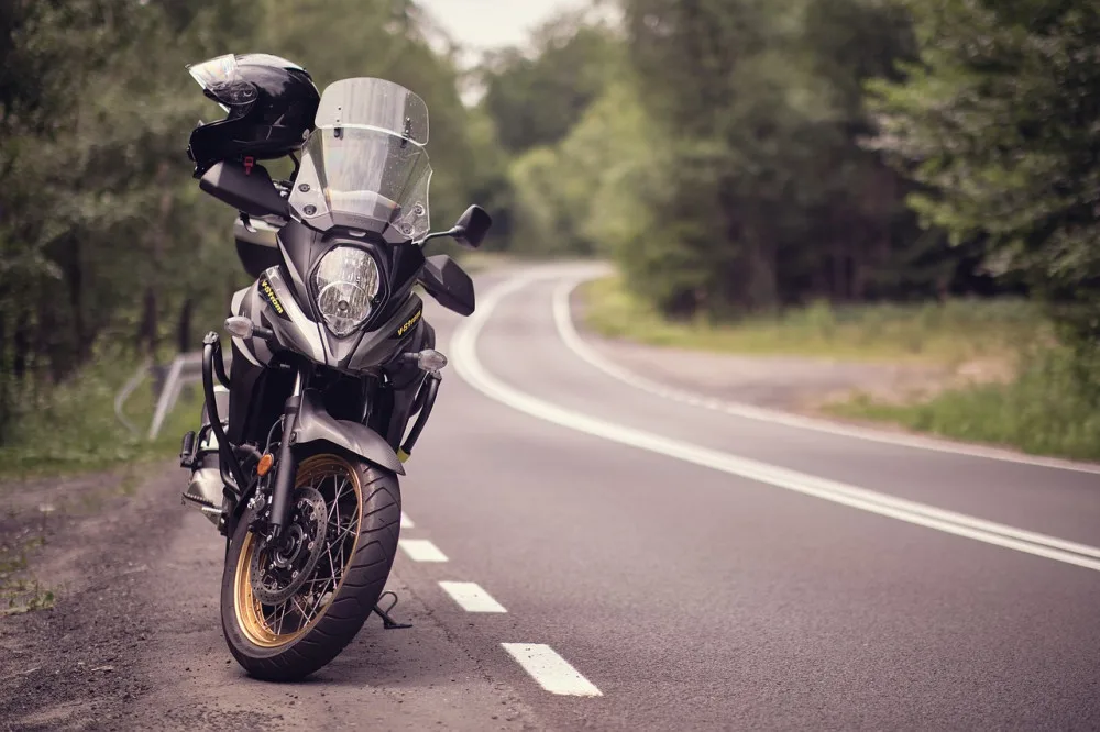 Střet osobního auta a motorky uzavřel dálnici D2 těsně před Brnem