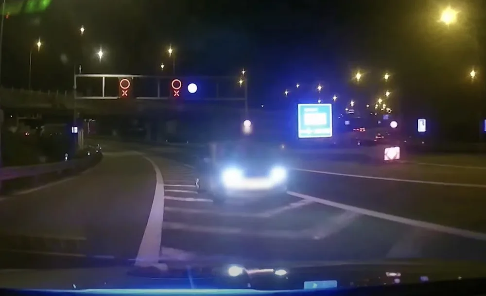 VIDEO: Mladý řidič projížděl Královopolským tunelem v protisměru. Dojel přímo před policejní auto