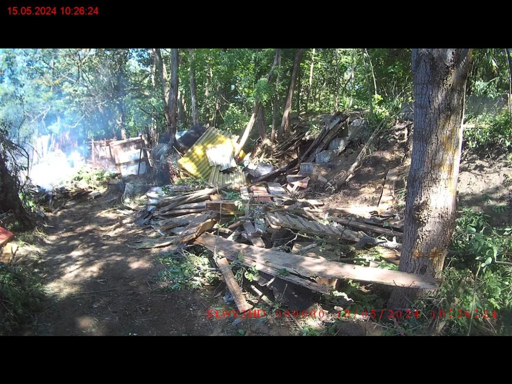 Skupina mužů v Brně pálila plasty, kusy střechy i lavičky. Odpad do plamenů hrnuli bagrem