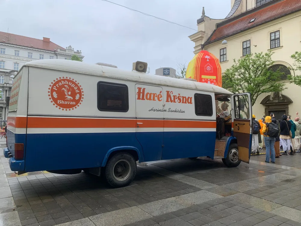 VIDEO: Centrem Brna prošli lidé, kteří oslavovali indického boha Krišnu. Doprovázel je obrovský nazdobený vůz