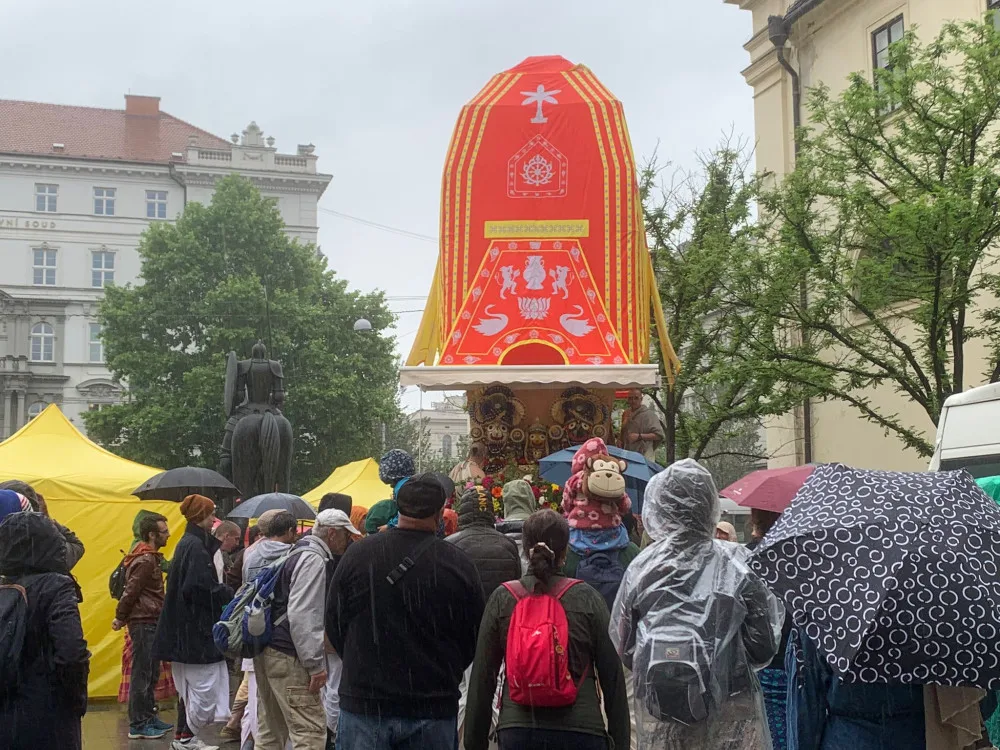 VIDEO: Centrem Brna prošli lidé, kteří oslavovali indického boha Krišnu. Doprovázel je obrovský nazdobený vůz